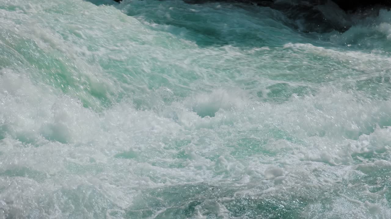 로바트네트 호수 (영어: lovatnet lake) 는 노르웨이 베스트랜드 카운티의 스트린 시에 있는 호수이다.