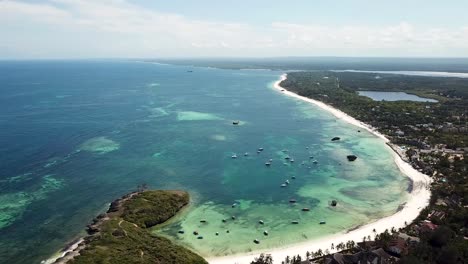 espectacular vista aérea de la bahía con playa tropical de arena blanca y popular complejo vacacional