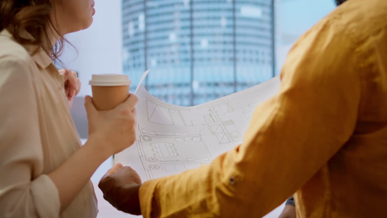 새로운 도시 사무실의 건설 계획을 검토하는 부동산 전문가