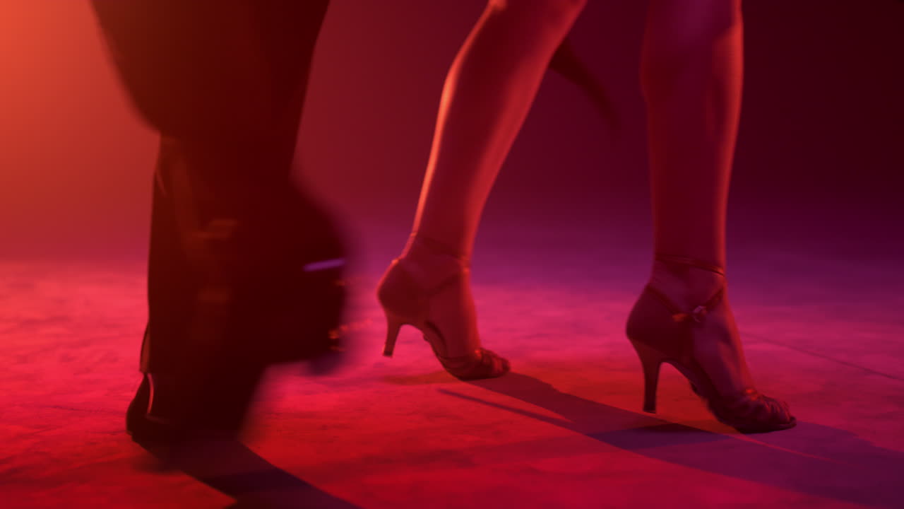 bailarines apasionados, piernas actuando en el escenario, hombre y mujer irreconocibles bailando.