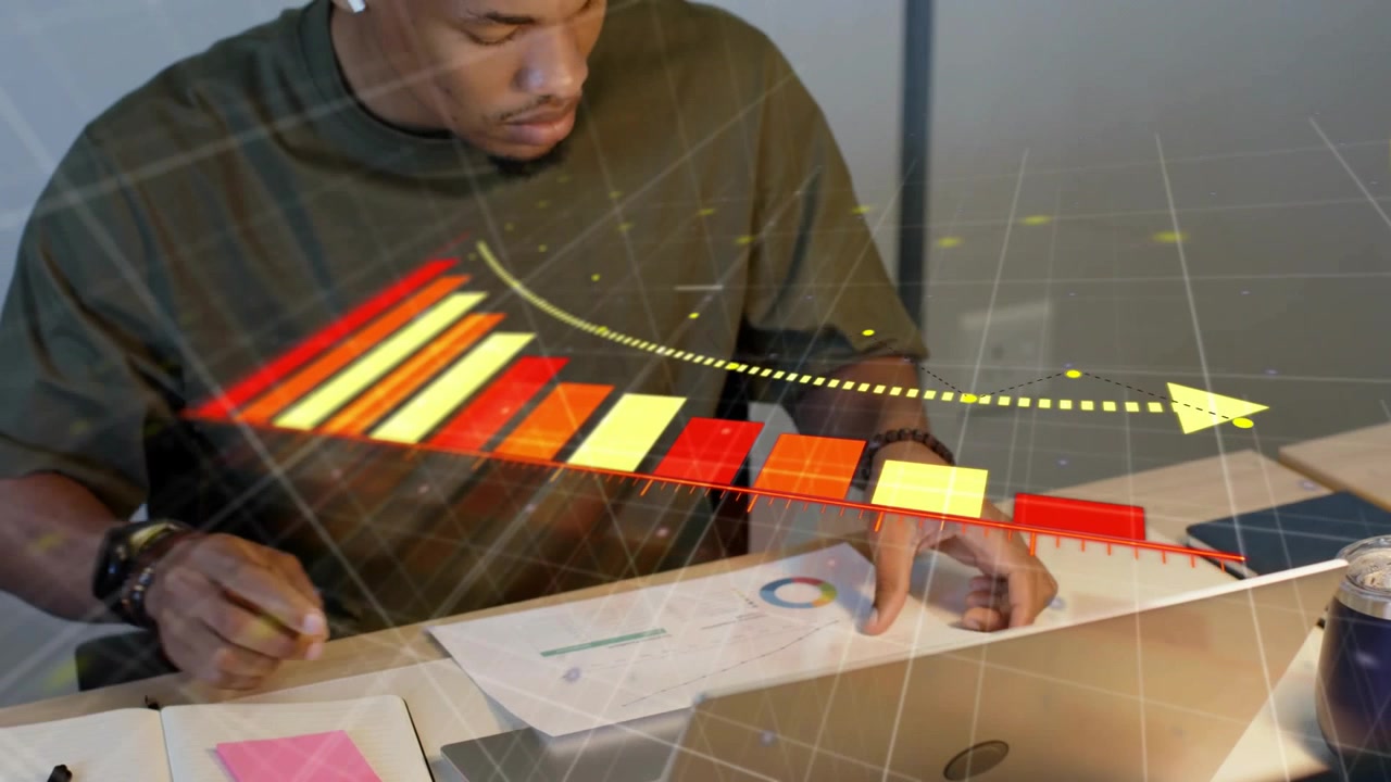 Vídeo vertical: Analista de TI fazendo anotações, gráfico de barras aparecendo, pausando, virando e lendo um gráfico de pizza para obter insights.