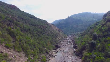 Paisaje-De-Río,-Montaña-Y-Bosque