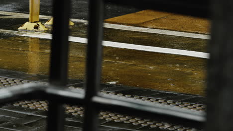 Lluvia-Llovizna-Goteaba-En-El-Camino-Pavimentado-Amarillo