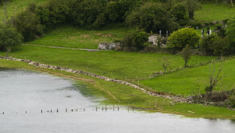 lapso de tiempo del paisaje natural de las colinas y el lago en un día nublado en irlanda