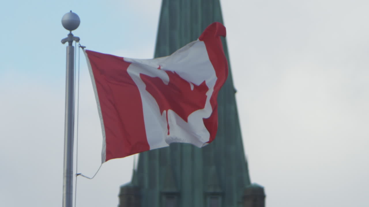 Torre della Pace, Collina del Parlamento, Ottawa Canada, bandiera al rallentatore