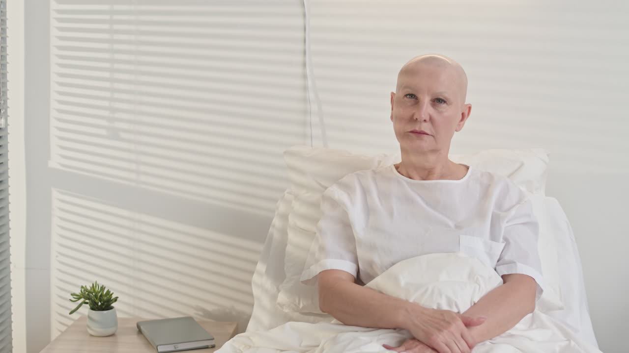 Donna malata di cancro da sola in una stanza d'ospedale