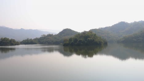 Neblige-Berglandschaft-Mit-Unberührtem-See-Am-Tag-Aus-Flachem-Winkel