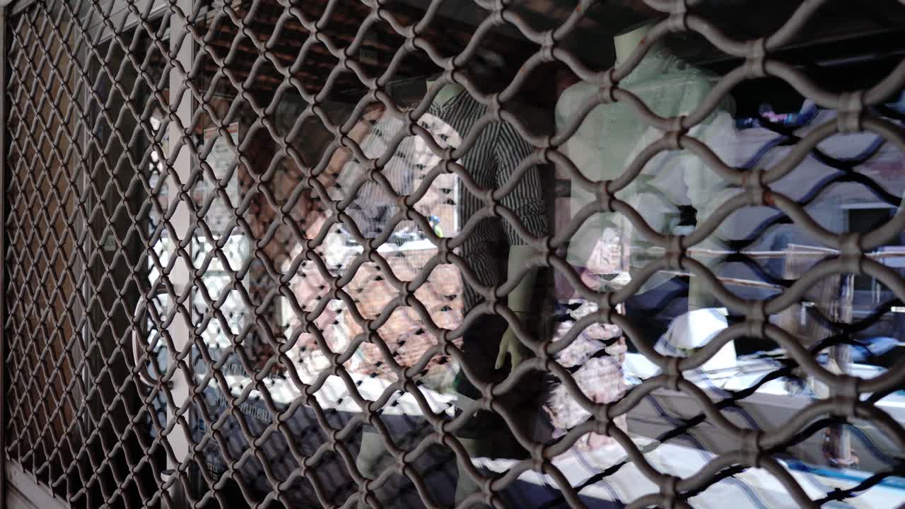 닫힌 가게의 셔터