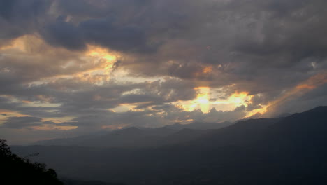 Sonnenstrahlen-Während-Des-Sonnenuntergangs-Mit-Silhouetten-Von-Vögeln,-Die-Am-Bewölkten-Himmel-Fliegen