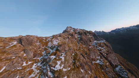 Revelación-De-La-Cordillera-Nevada-En-Las-Islas-Lofoten-En-Noruega,-Impresionante-Vuelo-Cercano-De-Drones-Cinematográficos-Fpv