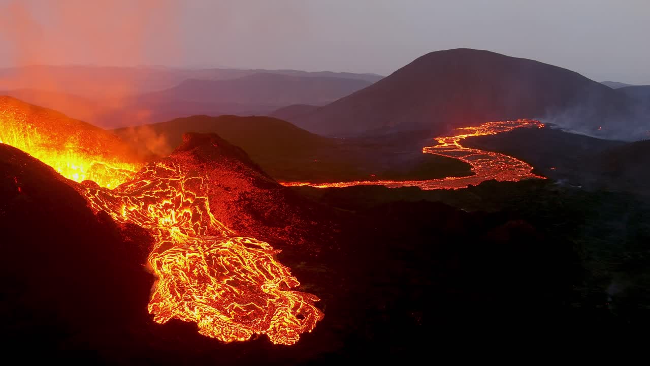 increíble antena nocturna de la espectacular erupción volcánica del volcán fagradalsfjall en la península de reykjanes en islandia