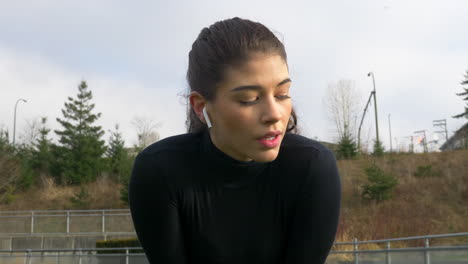cerca de una chica deportiva bastante caucásica, cámara lenta de paralaje al aire libre