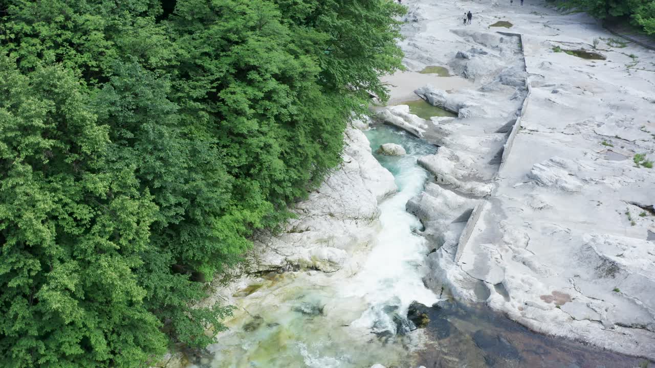 크리스탈처럼 푸른 물이 흐르는 세리오 강, 베르가모, 세리아나 계곡, 이탈리아