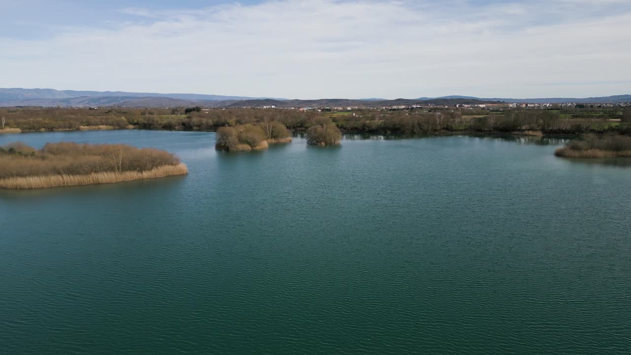 el avión no tripulado desciende sobre el agua del estanque brillante con altas islas de caña antigua laguna de antela areeiras da limia en xinzo de limia ourense galicia españa