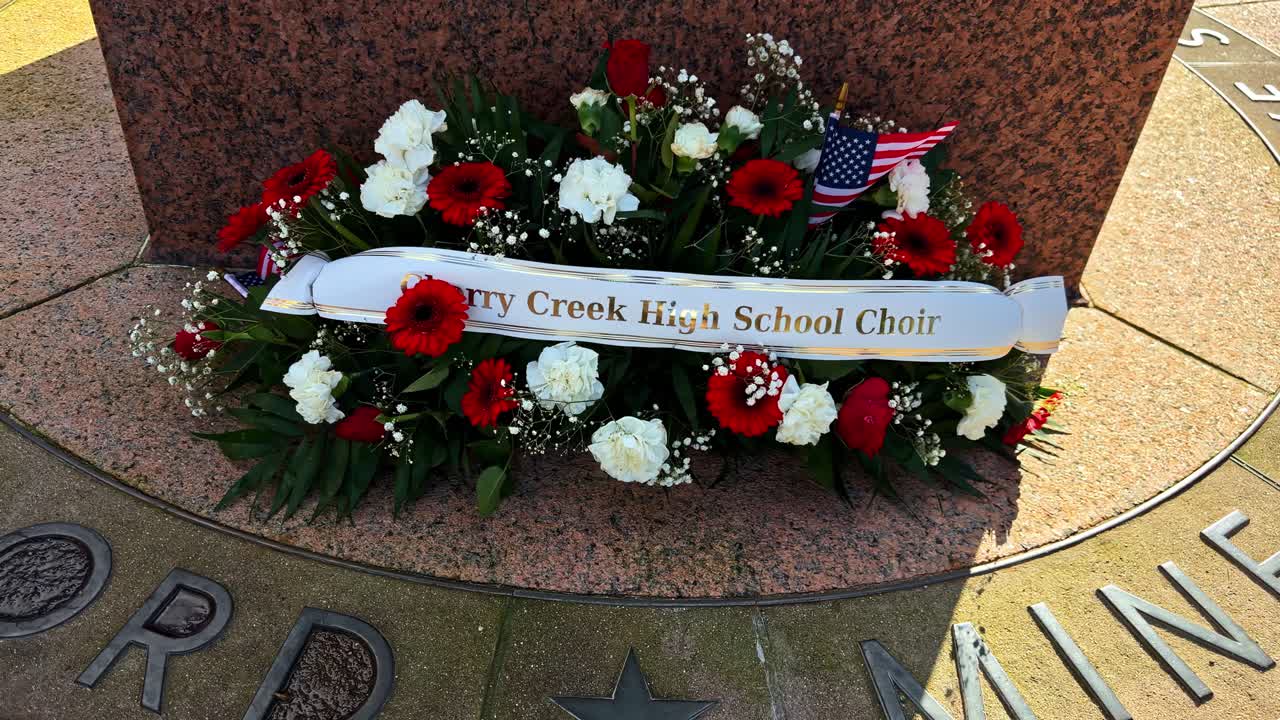 Omaggio floreale commemorativo dal coro della Cherry Creek High School - al Cimitero Americano di Normandia a Colleville-sur-Mer, Francia. Ripresa dall'alto