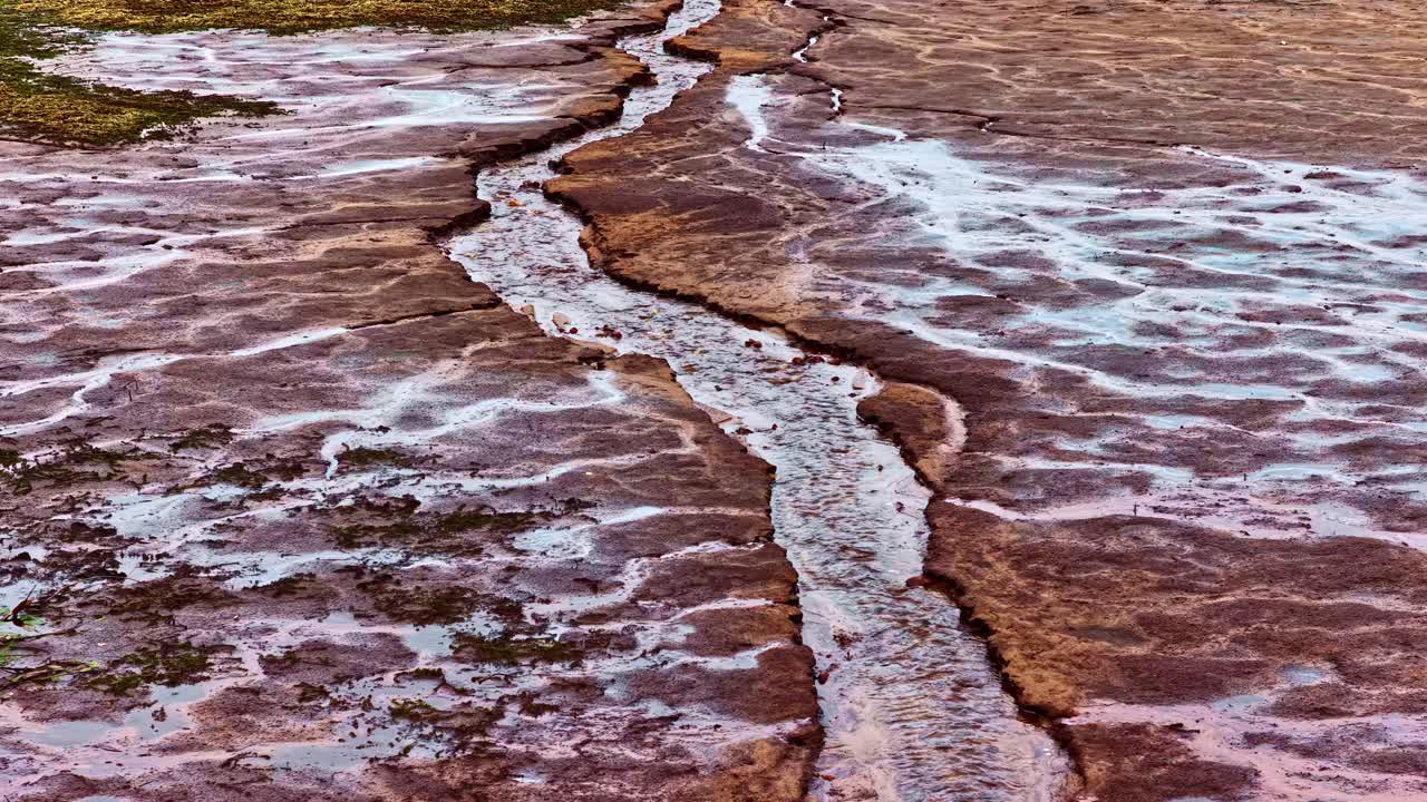 Erosione e sedimentazione in paesaggi aridi, riprese aeree con drone di depositi idrici ricchi di minerali
