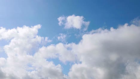Hyperlapse-Atemberaubender-Zirruswolkenformationen-An-Einem-Tiefblauen-Sommerhimmel