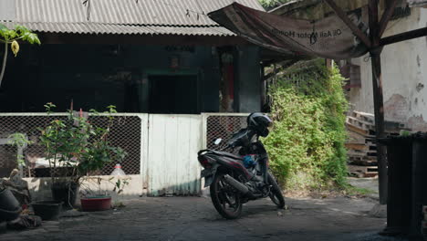 Motocicleta-Delante-De-La-Tradicional-Casa-De-Clase-Media-Baja-En-Yakarta,-Indonesia,-Asia-Por-La-Tarde