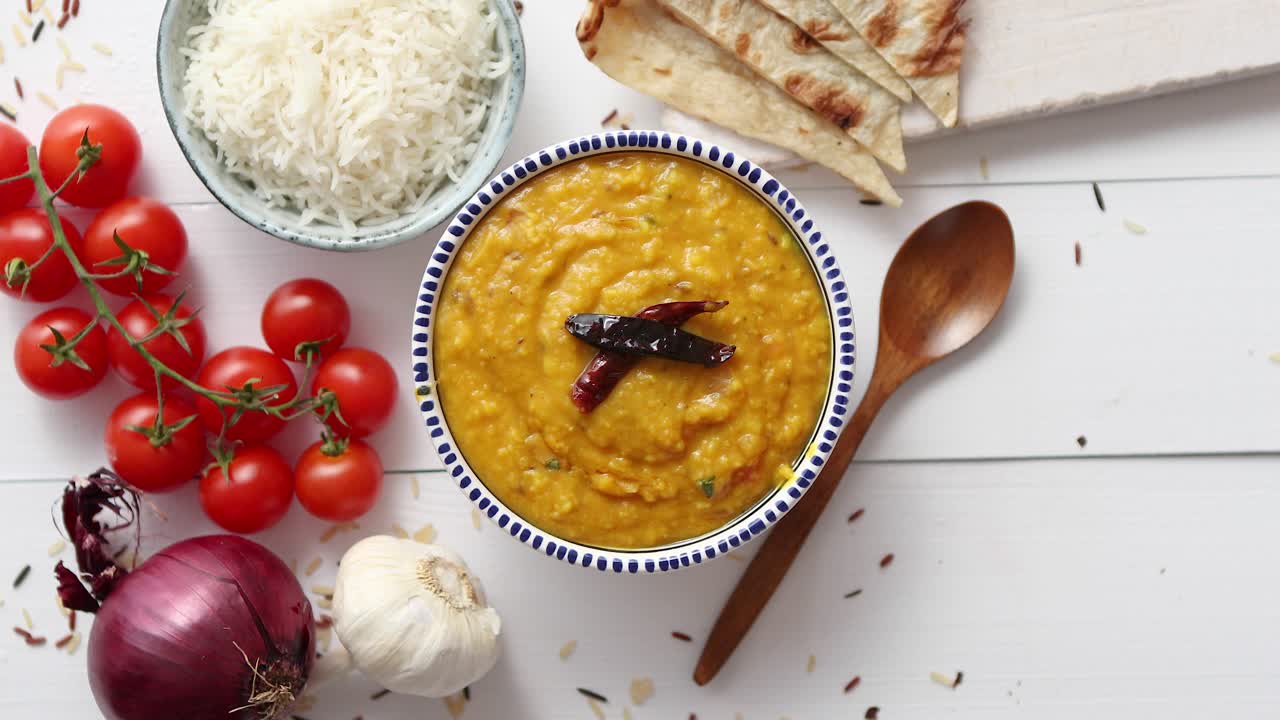 comida popular india dal fry o curry tradicional dal tadka servido en tazón