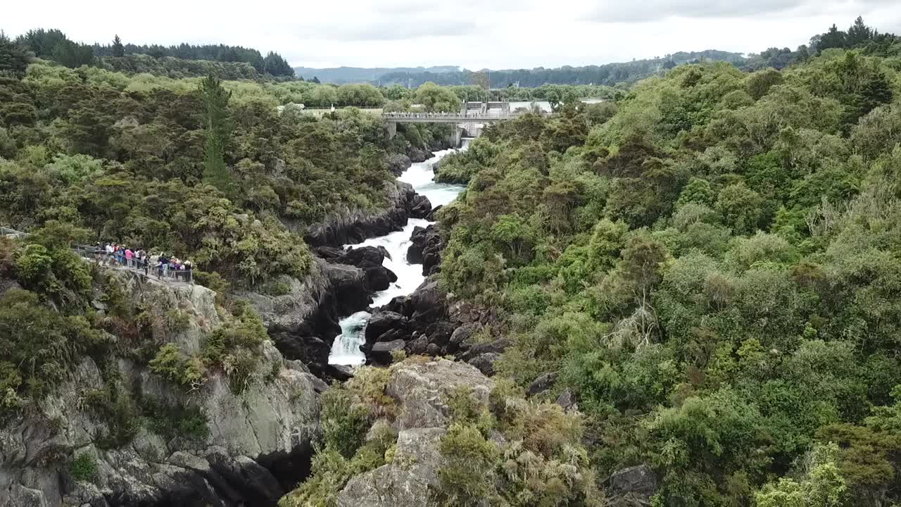 apertura de la represa hidroeléctrica, provocando la inundación del río waikato cerca de taupo, nueva zelanda