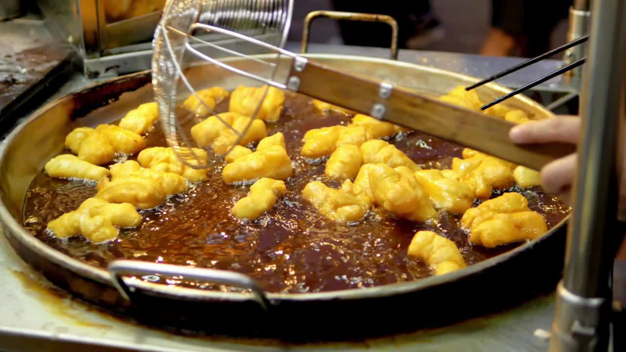 태국 방콕에서 인기 있는 여행지인 야오와랏 로드 차이나타운의 프라이팬에 튀긴 반죽 스틱