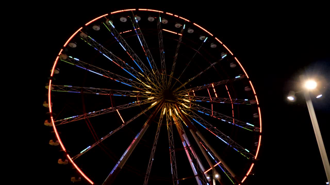 Ruota panoramica di notte nella città di Batumi, Georgia