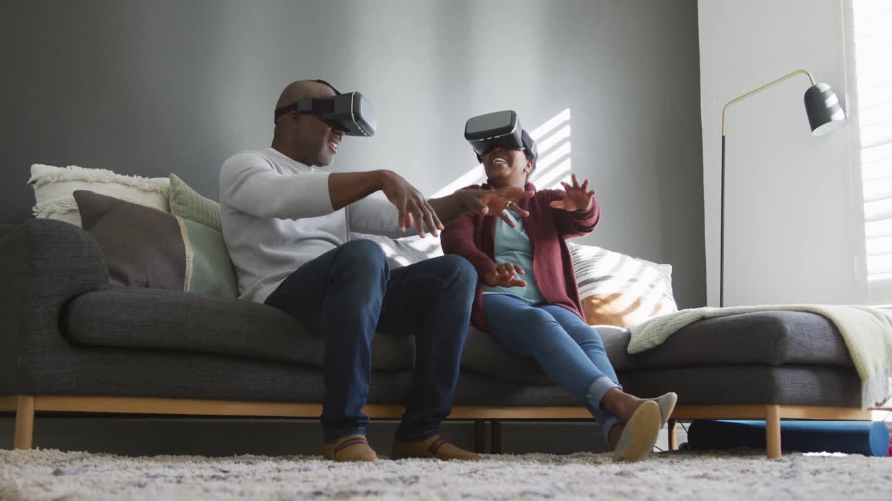 feliz pareja de ancianos afroamericanos que usan auriculares vr y se divierten