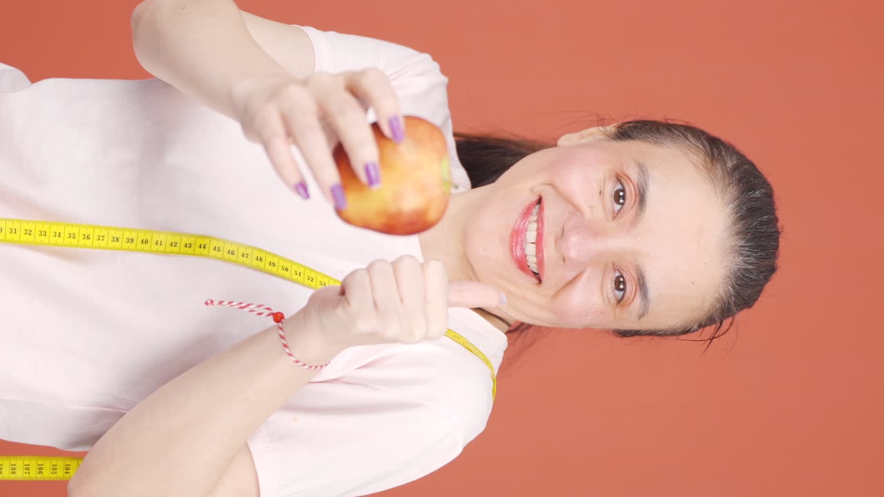 다이어트를 하는 여성의 수직 비디오가 선택을 합니다.