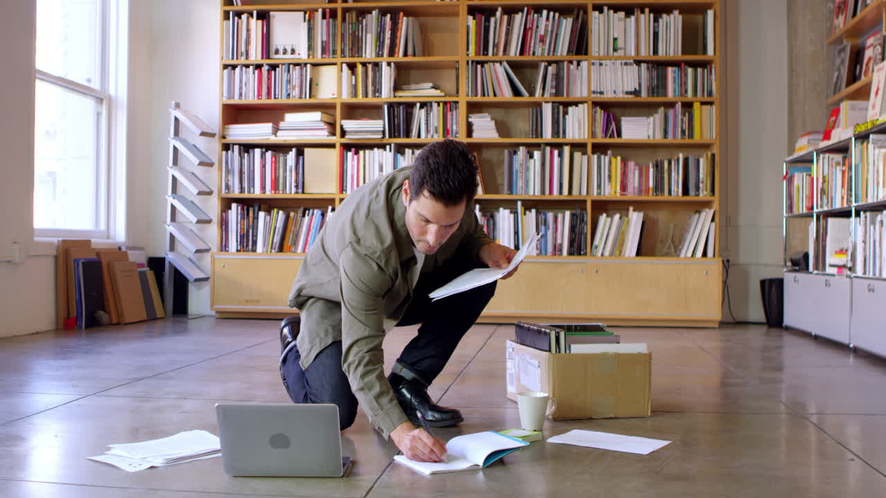 hombre de negocios presentando documentos en el piso disparado en r3d