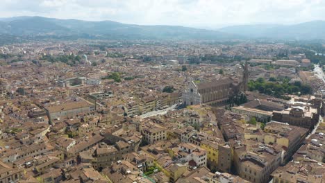 Toma-Cinematográfica-De-Establecimiento-De-La-Famosa-Piazza-Santa-Croce-En-Florencia,-Italia