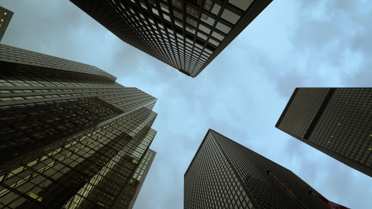 edificios negros modernos de bajo ángulo de amplia rotación en movimiento.