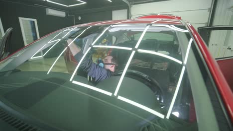 limpieza profesional de automóviles. lavado de sars. detalles interiores. limpieza en seco y detalles del interior de un automóvil. limpeza profunda de asientos. limpeza de espuma en el lavado de automóviles; limpieza del panel del automóvil del polvo. una aspiradora