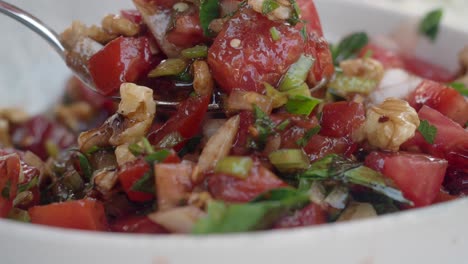 una deliciosa ensalada de tomate y nuez