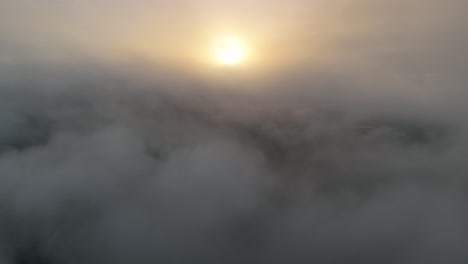 Antena-Elevándose-Por-Encima-De-Las-Nubes-A-Un-Amanecer-Increíble