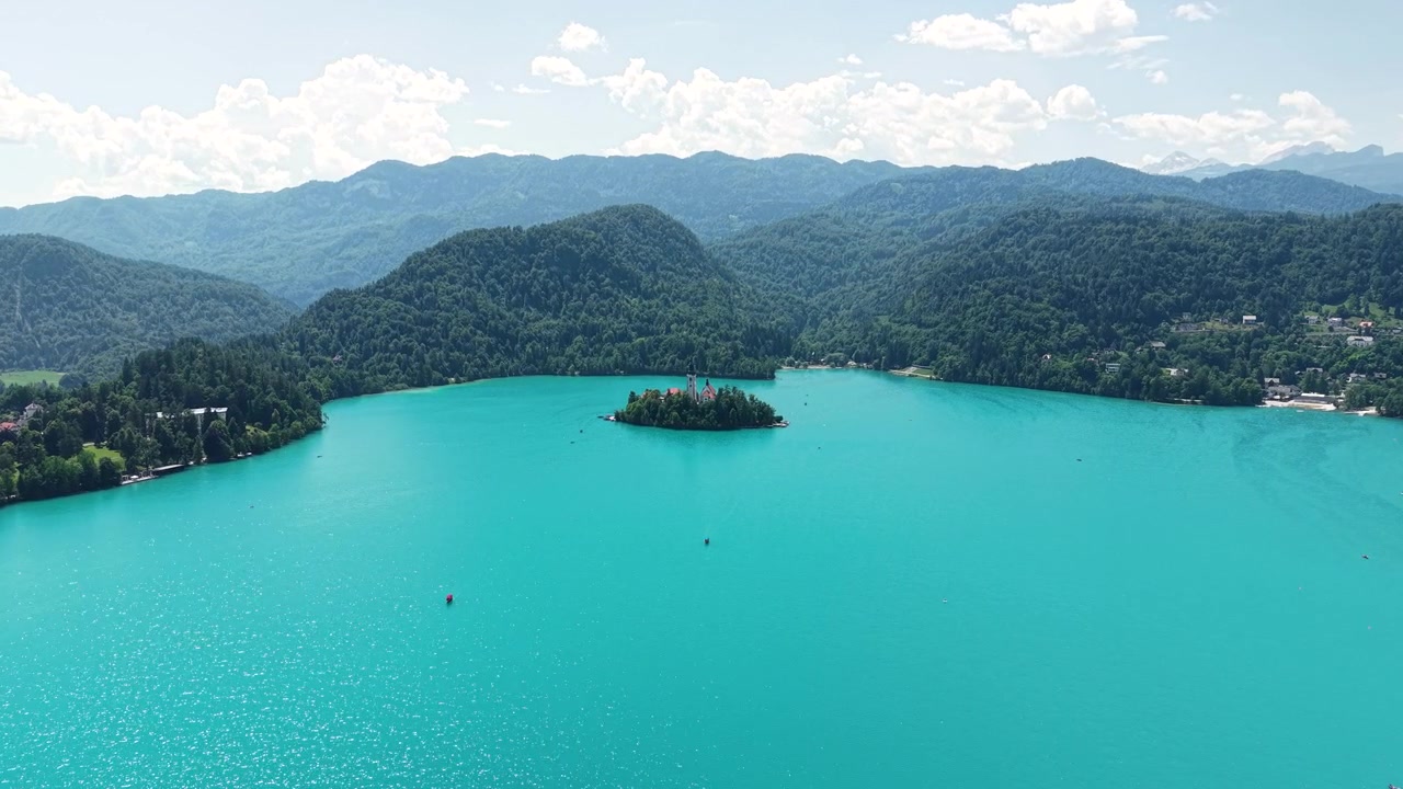 Vista aerea del Lago di Bled, Slovenia, isola con chiesa in acqua turchese in estate, ripresa con drone