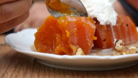 persona comiendo postre de calabaza