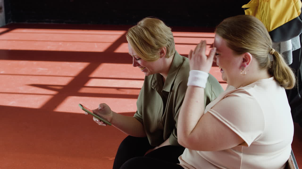 온라인에서 비디오를 보는 여성