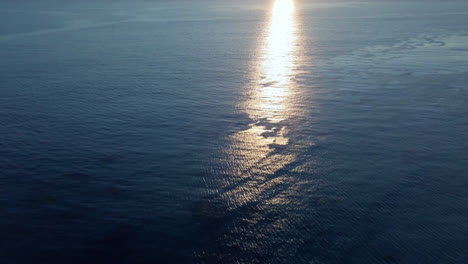 puesta de sol en la noche sobre malibu con olas tranquilas hermosas cielos despejados