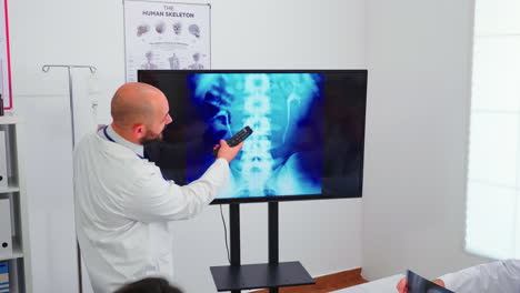 médico experto con formación médica que apunta a la radiografía digital