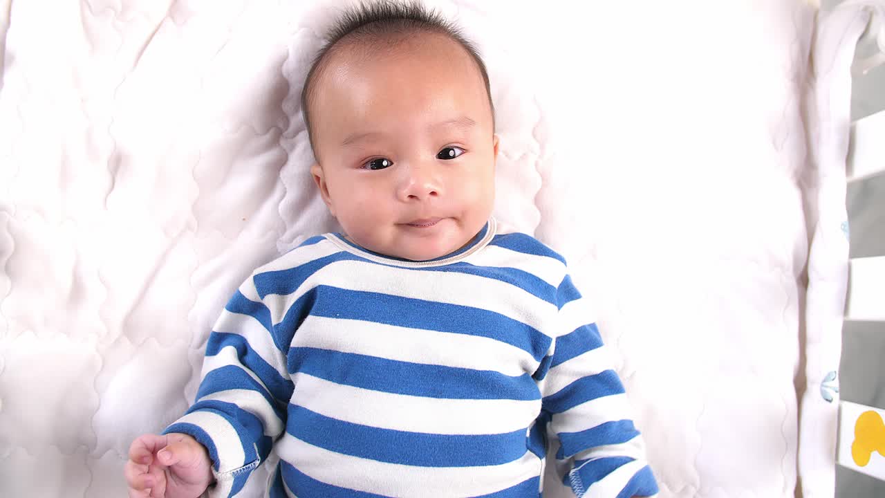 アジアの赤ちゃんの俯瞰映像、4K