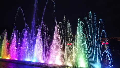 increíble espectáculo de luz y sonido en las fuentes en la plaza central de la ciudad al anochecer en xi'an, china