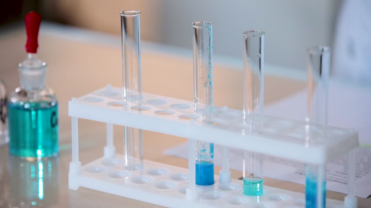 실험실 실험: 시험관과 파란 액체