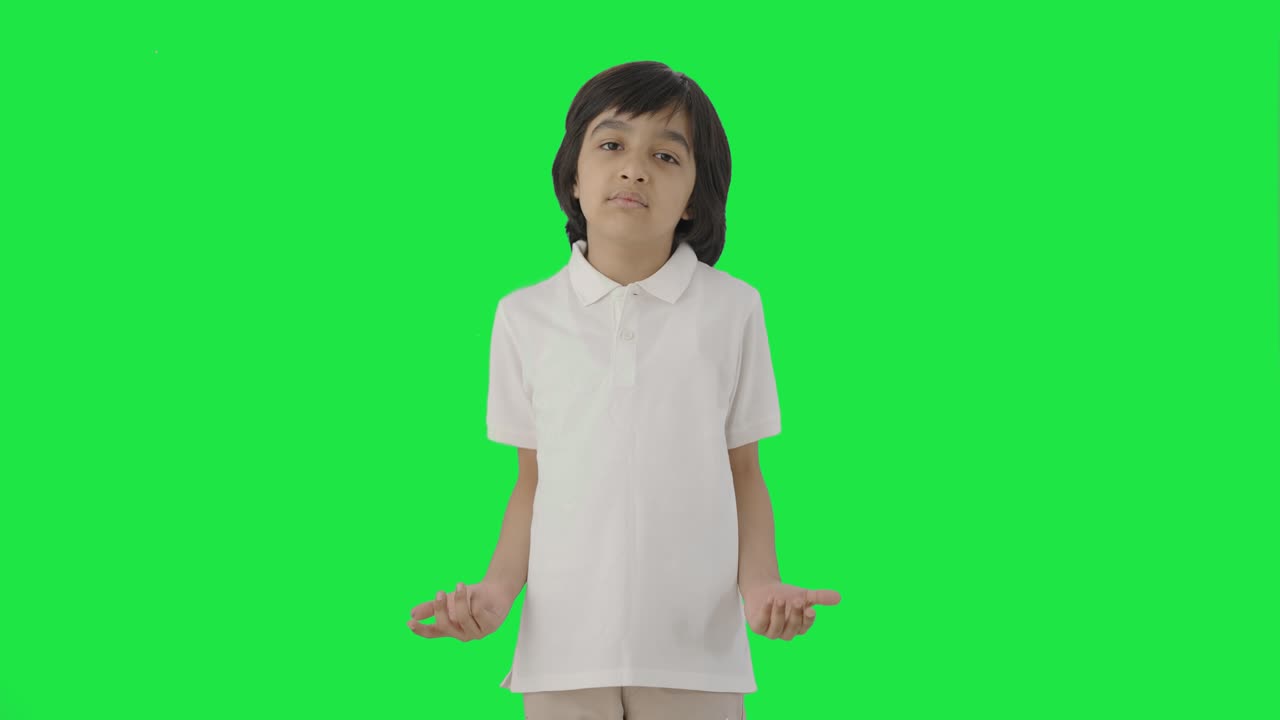 niño indio preguntando qué a la cámara pantalla verde