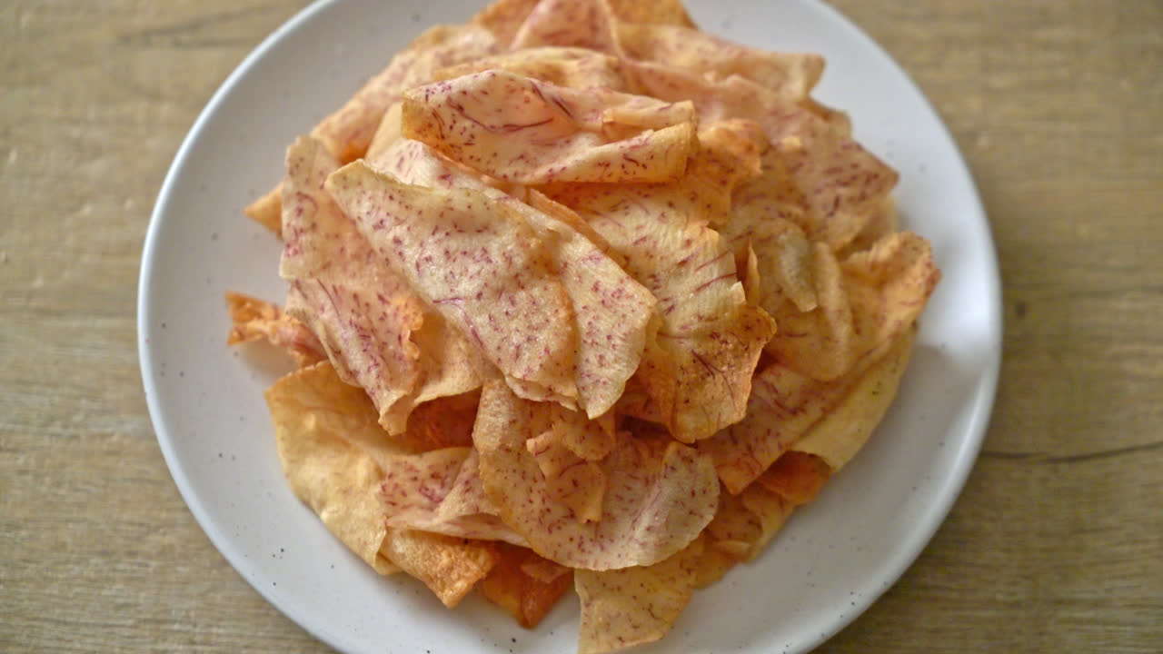 바삭한 타로 칩 - 튀기거나 구운 얇게 썬 타로