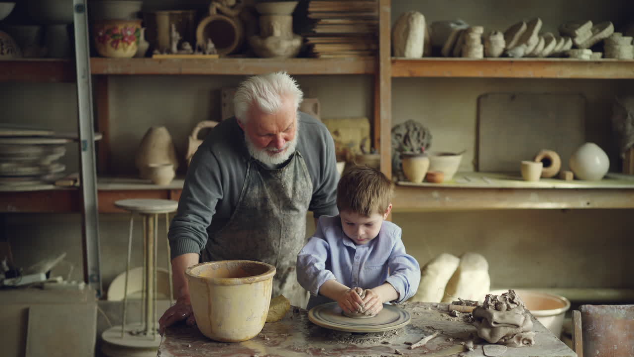 Nonno e nipote in un laboratorio di ceramica