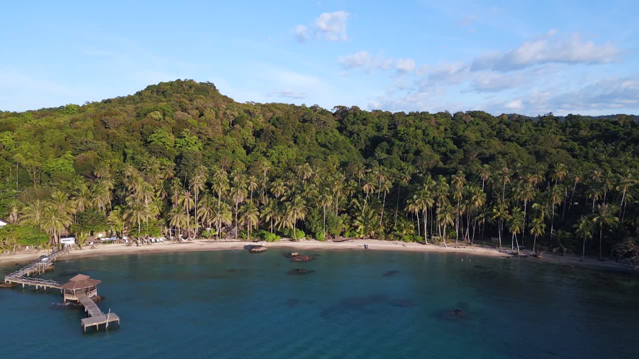 muelle de madera con cabaña en la bahía