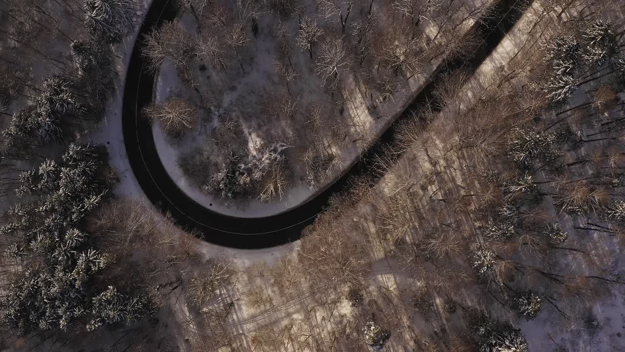 Ripresa dal basso da una strada tortuosa e serpentina in inverno verso un famoso monastero nella Baviera meridionale, accanto alle Alpi sullo sfondo.