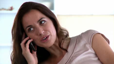 mujer radiante hablando por teléfono