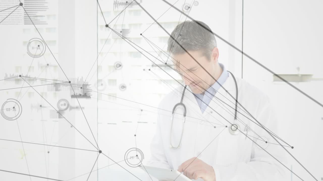 Mannelijke arts tikt op een tablet en scrolt in een kliniek, terwijl een geanimeerd netwerk patiëntendossiers onthult.