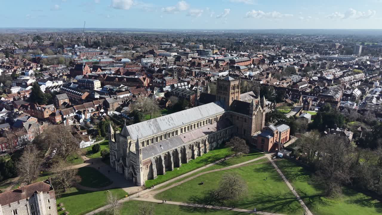 St Albans Katedral, byens vartegn i Hertfordshire, Storbritannien, droneoptagelse.